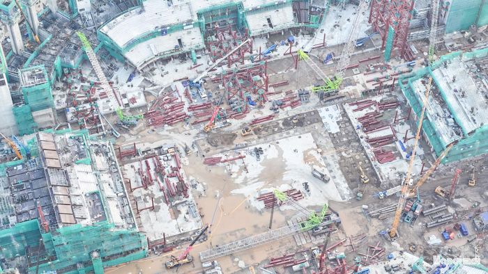 Những kết cấu này có nhiệm vụ nâng đỡ hệ mái thép nặng hàng chục nghìn tấn.