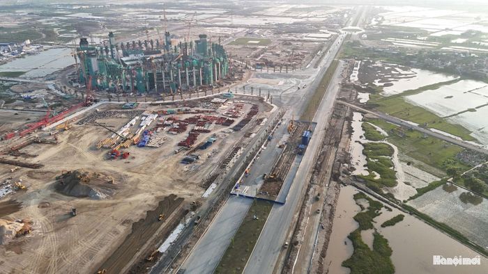 Phần mái vòm đóng mở tự động dự kiến hoàn thành vào tháng 5-2027; toàn bộ sân vận động được kỳ vọng hoàn thành vào tháng 7-2027.