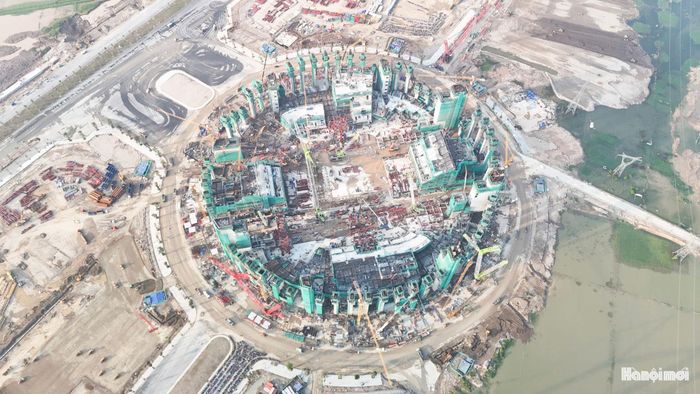 Sau đó, dự án chuyển sang các hạng mục lắp dựng mái vòm, hệ thống cơ điện, mặt sân và các công trình kỹ thuật.