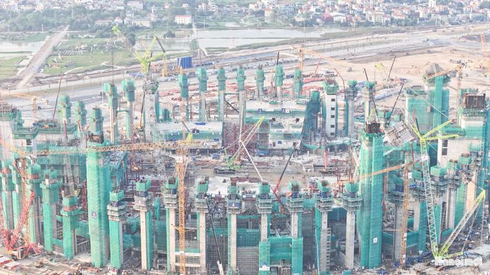 Công trình có diện tích khoảng 73,3ha, sức chứa 135.000 chỗ ngồi và được thiết kế theo hình tròn với đường kính lên tới 408m, mô phỏng trống đồng Đông Sơn.