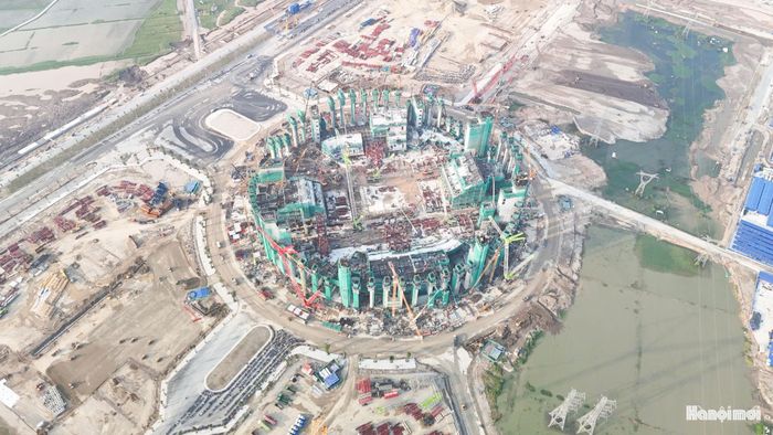 Ngoài ra, bao quanh sân vận động là hệ sinh thái thể thao gồm sân Olympic 40.000 chỗ, nhà thi đấu trong nhà 12.000 chỗ, cung thể thao dưới nước 10.000 chỗ và nhà thi đấu xe đạp lòng chảo sức chứa 4.000-5.000 người.