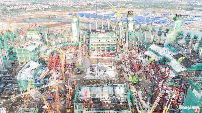 Một số hạng mục đã bắt đầu đổ mái tầng 3, từng bước định hình diện mạo công trình. Sân vận động này được kỳ vọng trở thành sân thể thao có sức chứa lớn nhất thế giới, vượt qua Narendra Modi Stadium của Ấn Độ với khoảng 132.000 chỗ ngồi.