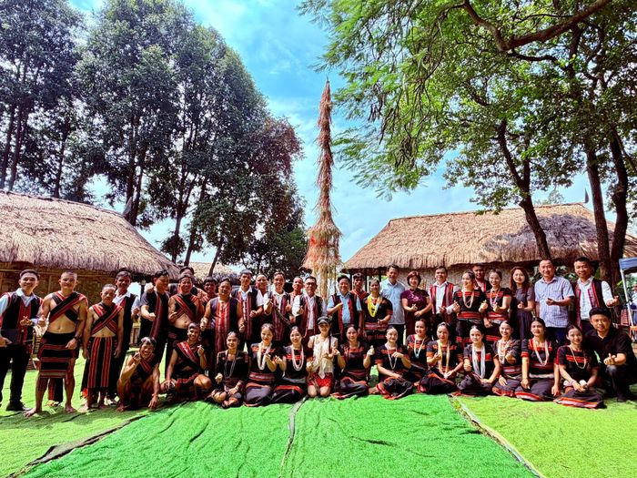 Trong không gian Làng Văn hóa - Du lịch các dân tộc Việt Nam, những giá trị văn hóa được trao truyền không nằm yên trong ký ức mà tiếp tục được thực hành, trình diễn và kết nối với công chúng.