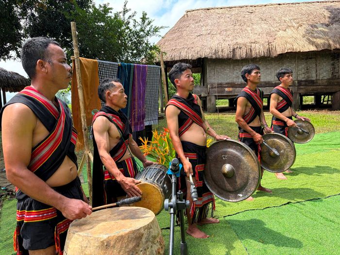 Cùng với dân ca, cồng chiêng và múa xoang tạo nên không khí đặc trưng của đại ngàn. Cồng chiêng không chỉ là nhạc cụ mà còn hiện diện trong những nghi lễ quan trọng, gửi gắm tâm tư, nguyện vọng của con người tới thần linh và cộng đồng. Không gian văn hóa cồng chiêng Tây Nguyên được UNESCO ghi danh năm 2005 và chuyển sang Danh sách Di sản văn hóa phi vật thể đại diện của nhân loại năm 2008.