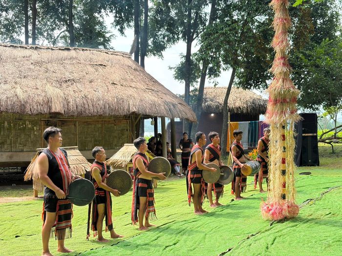 Một trong những điểm nhấn của chương trình là phần trình diễn của nhóm đồng bào dân tộc Ba Na đến từ tỉnh Gia Lai. Từ dân ca “Gặt lúa Đông Xuân” đến cồng chiêng, múa xoang, các tiết mục đưa khán giả đến gần hơn với đời sống sinh hoạt cộng đồng của cư dân Tây Nguyên.