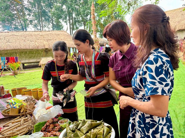 Du khách thưởng thức ẩm thực Tây Nguyên tại Làng Văn hóa - Du lịch các dân tộc Việt Nam.