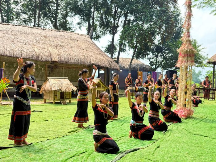 Bên cạnh Ba Na, Gia Rai, chương trình còn có sự tham gia của đồng bào Xơ Đăng đến từ tỉnh Quảng Ngãi. Hòa tấu đàn T'rưng “Buôn làng vào hội”, “Lễ hội bắc máng nước, giã gạo đêm trăng”, “Chiều lên bản thượng”, “Nhịp điệu cồng chiêng” mang đến những thanh âm giàu bản sắc.