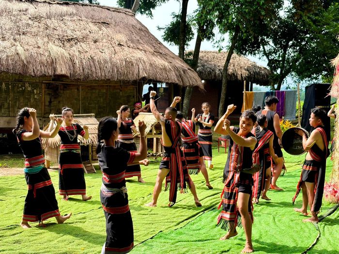 Đáng chú ý, tiết mục “Vui hội sim” giới thiệu một tập tục cổ xưa của người Tà Ôi, tương tự tục chọc sàn của một số dân tộc miền núi phía Bắc. Đây từng là dịp để trai gái tìm đến nhau, tâm tình, tìm hiểu trước khi tiến tới hôn nhân. Qua một điệu múa, một phong tục truyền thống được kể lại bằng ngôn ngữ nghệ thuật gần gũi, giúp công chúng hiểu hơn về đời sống tinh thần của đồng bào.