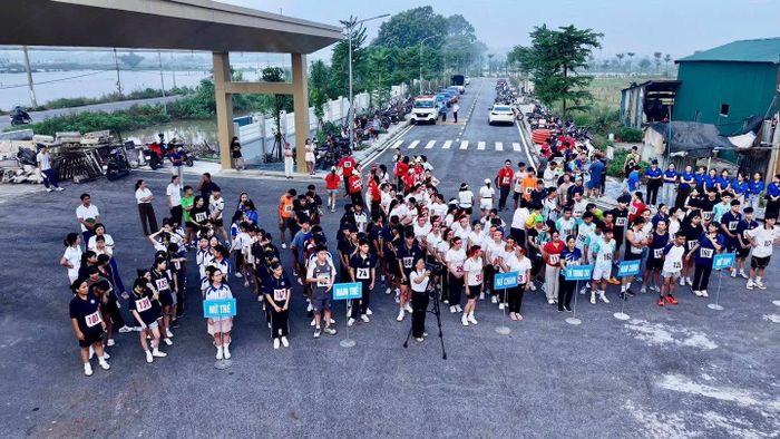 Giải chạy thu hút hơn 200 vận động viên đến từ các cơ quan, đơn vị, trường học và khu dân cư trên địa bàn xã Dân Hoà tham gia. Ảnh: XDH.