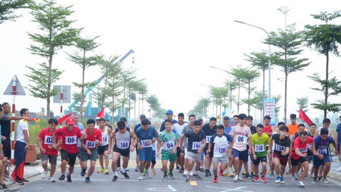 Các vận động viên nam thi đấu tại giải. Ảnh: XDH.