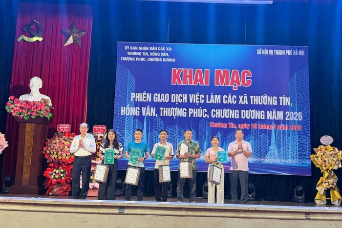 Trao hợp đồng vay vốn và quà tặng người lao động. Ảnh: Mai Hoa