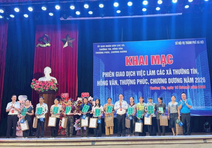Trao quà và sổ Bảo hiểm xã hội tự nguyện cho người lao động. Ảnh: Mai Hoa