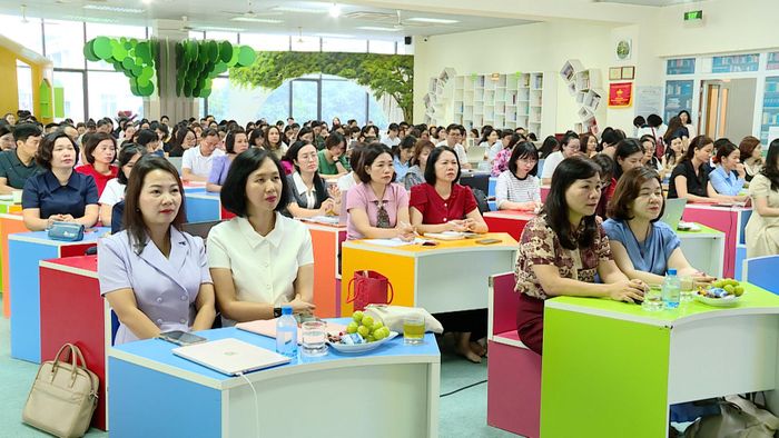 Cán bộ quản lý, giáo viên cốt cán của các trường chia sẻ nhiều kinh nghiệm dạy học tiếng Anh. Ảnh: Lê Nguyễn