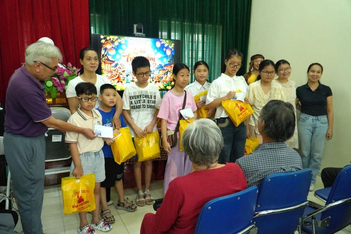 Những phần quà Trung thu được trao tận tay hội viên và các em nhỏ tại “Lễ hội trăng rằm - Gắn kết yêu thương”. Ảnh: Tùng Lâm
