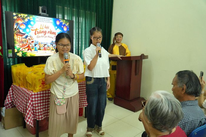 Hai em nhỏ khiếm thị góp phần tạo nên không khí vui tươi tại “Lễ hội trăng rằm - Gắn kết yêu thương”. Ảnh: Tùng Lâm