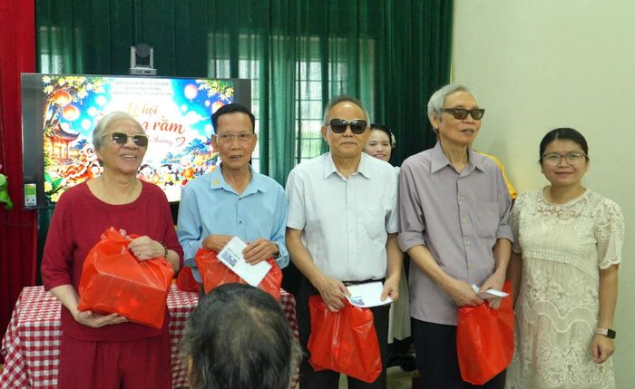 Những phần quà Trung thu được trao tới các hội viên cao tuổi, góp thêm niềm vui trong ngày hội. Ảnh: Tùng Lâm