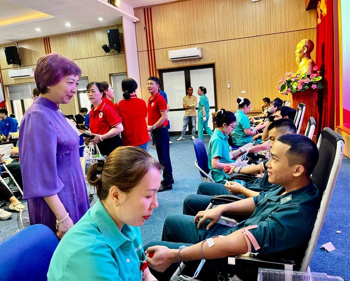 Phó Chủ tịch UBND phường Phương Liệt Ngô Minh Hồng thăm hỏi cán bộ, nhân dân tham gia hiến máu. Ảnh: ND