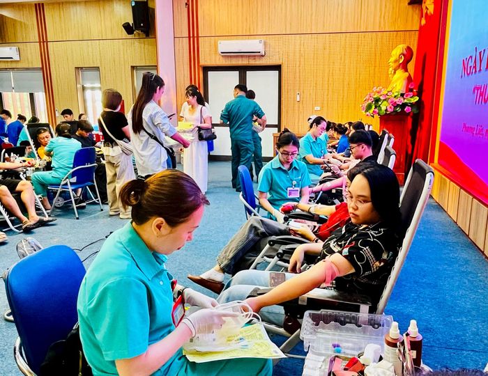 Cán bộ, nhân dân phường Phương Liệt tại Ngày hội hiến máu "Thứ bảy hồng", diễn ra ngày 19-9. Ảnh: ND
