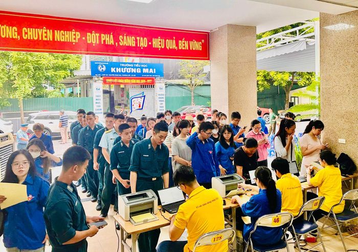 Đông đảo cán bộ, nhân dân phường Phương Liệt tham gia hiến máu. Ảnh: ND