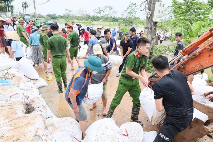 355 cán bộ, chiến sĩ công an, quân đội và người dân xã Quảng Bị chống tràn đê tả Bùi trưa 19-9. Ảnh: Vũ Liên