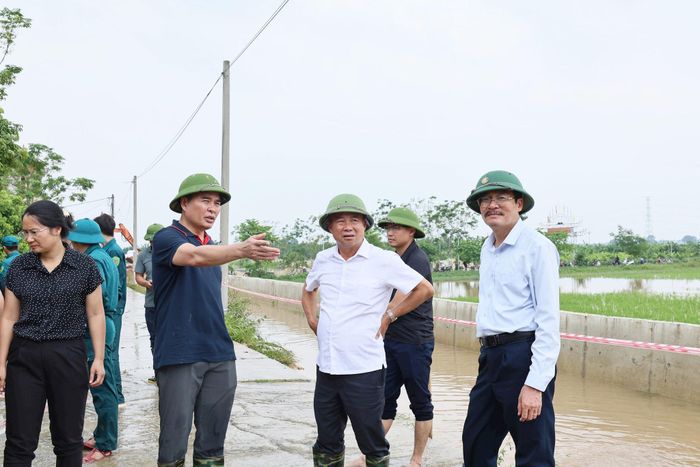 Phó Giám đốc Sở Nông nghiệp và Môi trường Hà Nội Nguyễn Đình Hoa đã kịp thời đến hiện trường chỉ đạo khắc phục sự cố công trình cải tạo, nâng cấp đê tả Bùi trưa 19-9. Ảnh: Vũ Liên