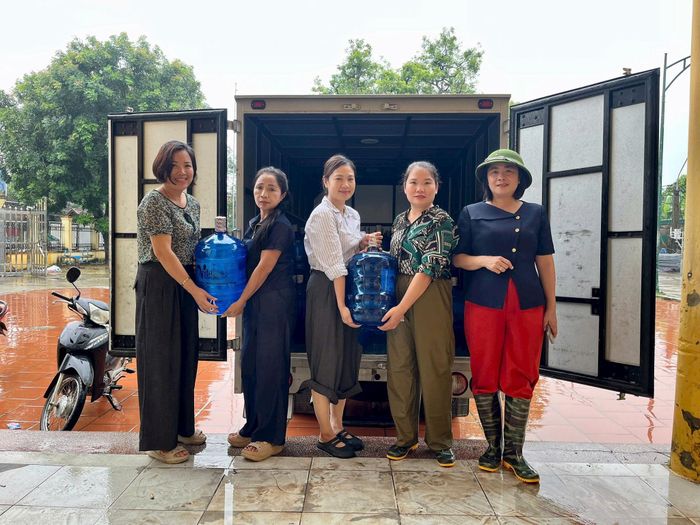 Xã Quảng Bị hỗ trợ nhu yếu phẩm cho các hộ dân vùng ngập lụt. Ảnh: Vũ Liên