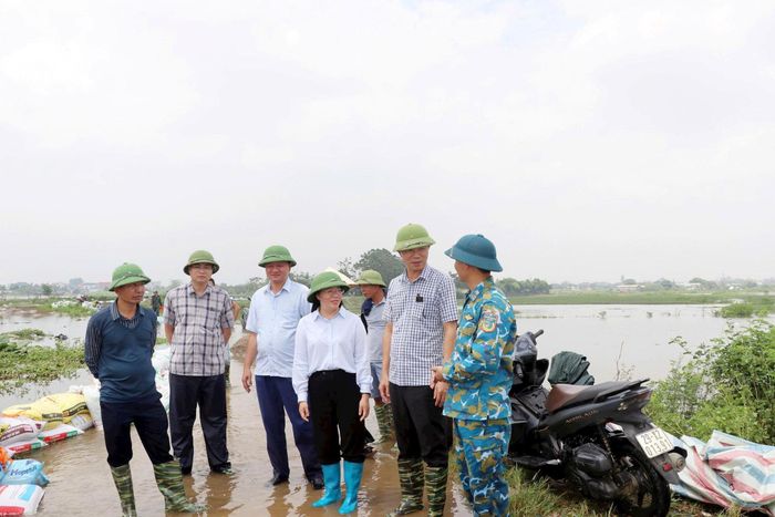 Lãnh đạo Hội Nông dân thành phố Hà Nội và xã Trần Phú kiểm tra, chỉ đạo triển khai phương án bảo đảm an toàn cho người dân, khắc phục hậu quả úng ngập, khôi phục sản xuất. Ảnh: Hồng Đào