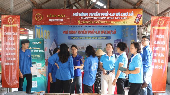 Các đoàn thể MTTQ phường vào cuộc hỗ trợ người dân trong chuyển đổi số. Ảnh TA.