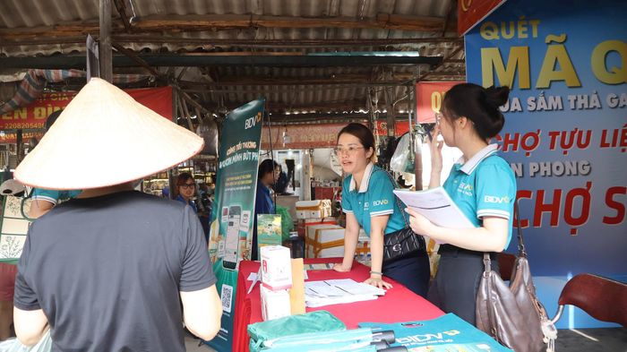 Phấn đấu 100% mua bán tại chợ Tựu Liệt không dùng tiền mặt. Ảnh TA.