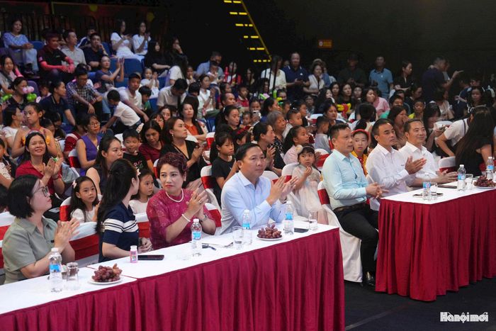 Các đại biểu tham dự chương trình. Ảnh: Phạm Hùng