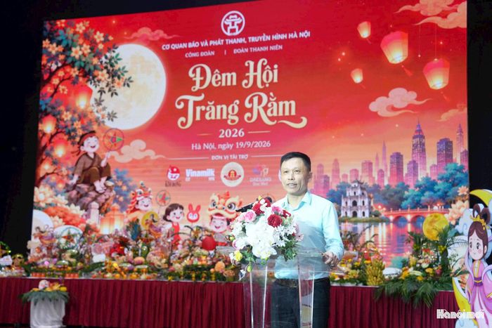 Phó Bí thư Thường trực Đảng ủy, Phó Giám đốc, Chủ tịch Công đoàn Cơ quan Báo và Phát thanh, Truyền hình Hà Nội Nguyễn Thành Lợi phát biểu tại chương trình. Ảnh: Phạm Hùng