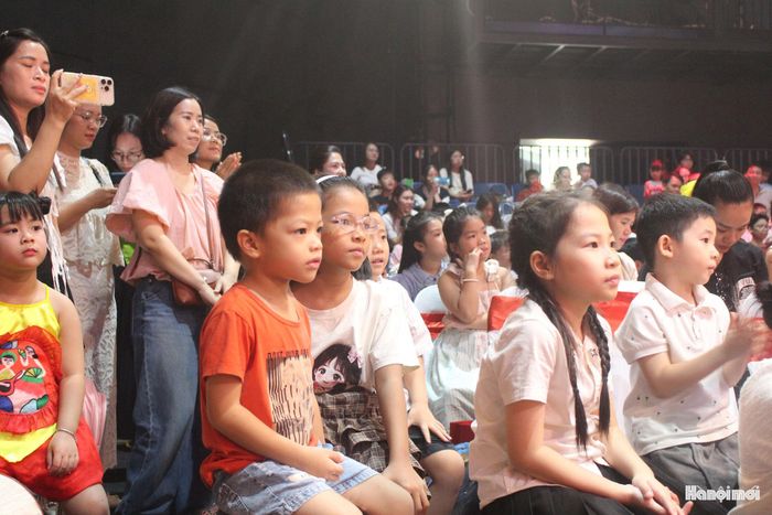 Các em nhỏ chăm chú theo dõi chương trình. Ảnh: Mộc Miên
