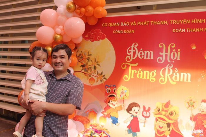 Hai bố con anh Đào Minh Quang tham gia hoạt động Tết Trung thu do Công đoàn Cơ quan Báo và Phát thanh, Truyền hình tổ chức. Ảnh: Mộc Miên