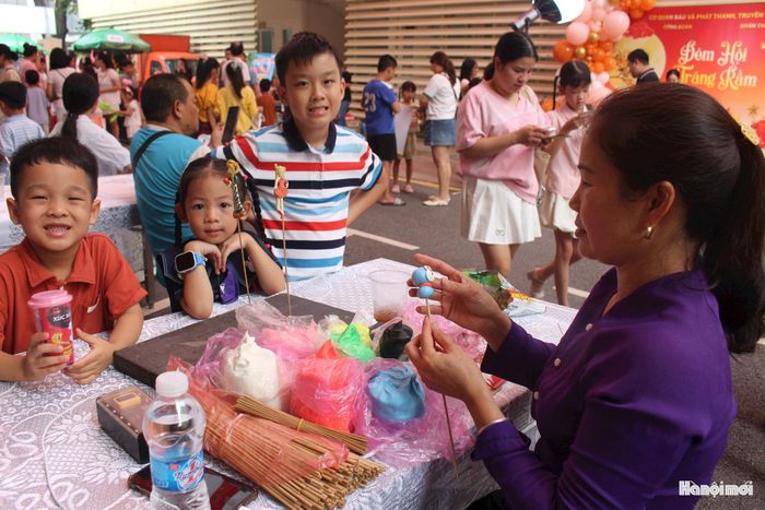Các em nhỏ hào hứng với trải nghiệm nặn tò hè. Ảnh: Mộc Miên