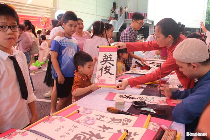 Các em nhỏ tham gia hoạt động xin chữ được tổ chức tại chương trình. Ảnh: Mộc Miên