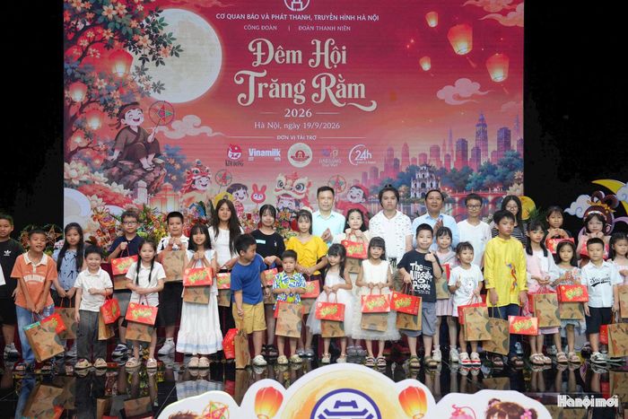 Bí thư Đảng ủy, Giám đốc Cơ quan Báo và Phát thanh, Truyền hình Hà Nội Nguyễn Thanh Liêm; Phó Bí thư Thường trực Đảng ủy, Phó Giám đốc, Chủ tịch Công đoàn Cơ quan Báo và Phát thanh, Truyền hình Hà Nội Nguyễn Thành Lợi trao phần quà Trung thu đến các cháu thiếu nhi. Ảnh: Phạm Hùng