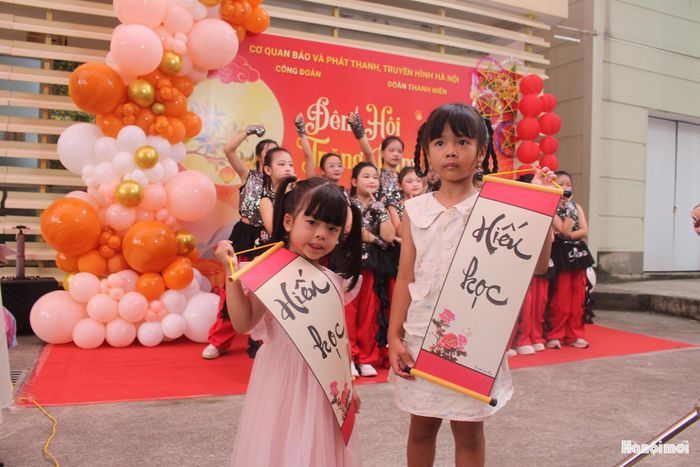 Khoảnh khắc hai em nhỏ chụp hình kỷ niệm tại chương trình. Ảnh: Mộc Miên