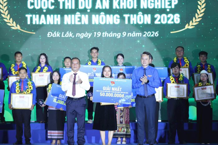 Bí thư Trung ương Đoàn, Chủ tịch Trung ương Hội LHTN Việt Nam Nguyễn Kim Quy và Phó Bí thư Tỉnh ủy, Chủ tịch Ủy ban MTTQ Việt Nam tỉnh Đắk Lắk Y Giang Gry Niê Knơng trao giải Nhất cho dự án khởi nghiệp. Ảnh: Đăng Hải