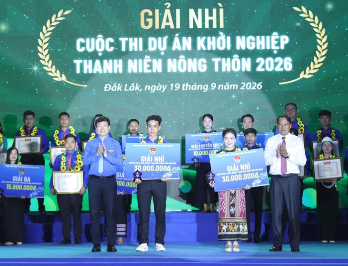 Ban Tổ chức trao giải Nhì cho các dự án đoạt giải. Ảnh: Đăng Hải
