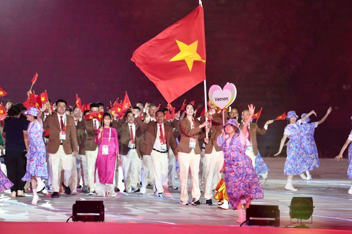 Đoàn thể thao Việt Nam diễu hành tại lễ khai mạc ASIAD 20. Ảnh: Hiển Trần