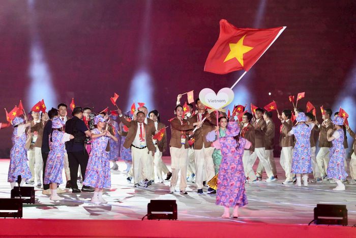 Lá cờ đỏ sao vàng của Đoàn Thể thao Việt Nam xuất hiện đầy tự hào trên sân Mizuho. Ảnh Hiển Trần