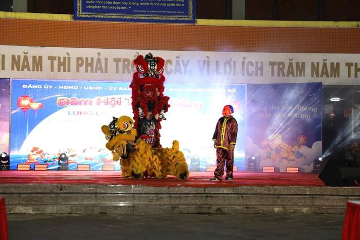 Múa lân - sư tử sôi động. Ảnh: Thái Phương