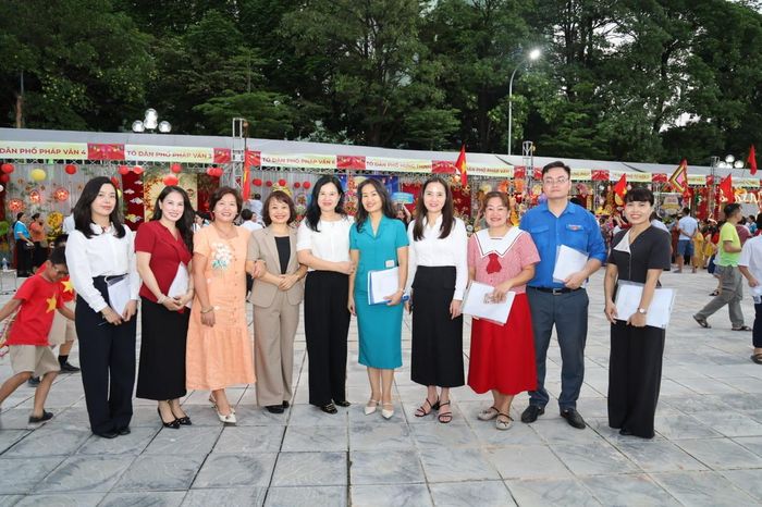 Ban giám khảo công tâm để tìm ra mâm cỗ Trung thu đẹp nhất, ý nghĩa nhất trong Đêm hội Trăng rằm phường Yên Sở 2026. Ảnh: Thái Phương