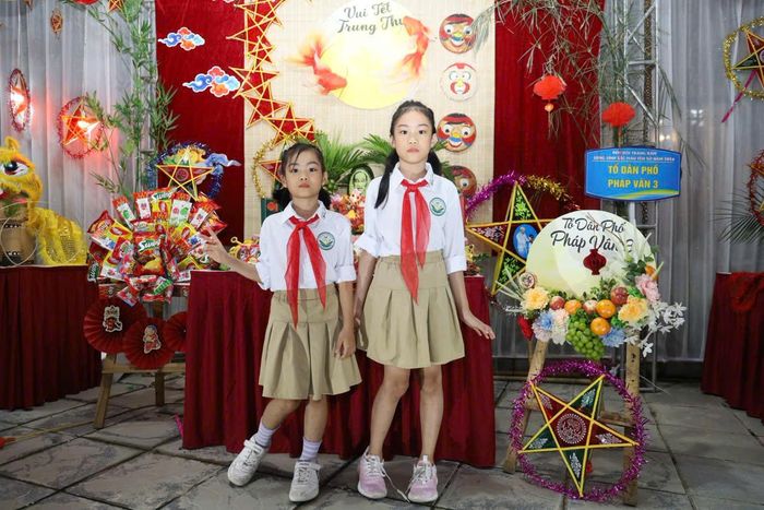 Các em háo hức bên mâm cỗ Trung thu của tổ dân phố. Ảnh: Thái Phương