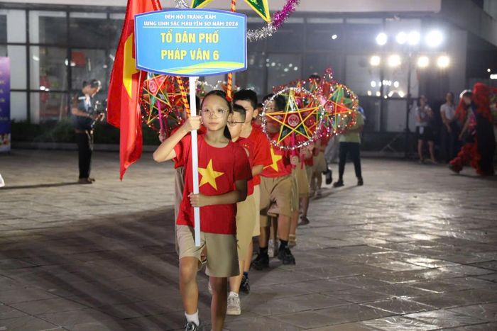 Diễu hành “Rước đèn lung linh Yên Sở”. Ảnh: Thái Phương