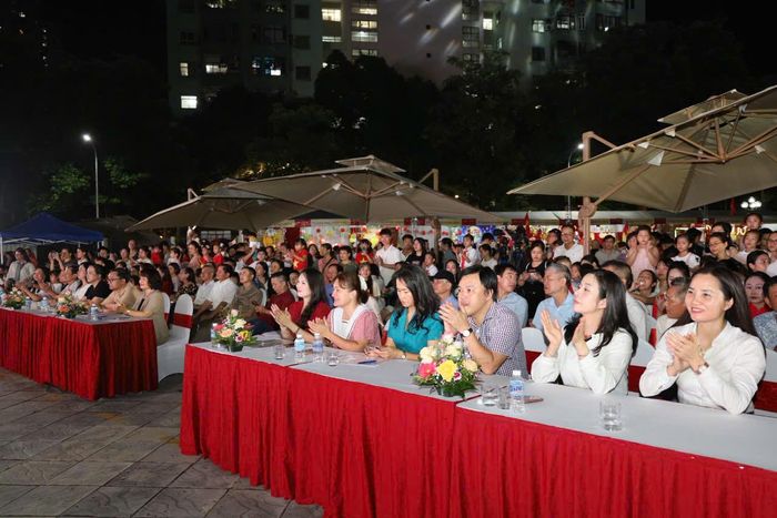 Đêm hội diễn ra sôi nổi với nhiều hoạt động mang đậm nét văn hóa Trung thu truyền thống. Ảnh: Thái Phương