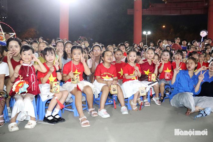 Các em thiếu nhi thích thú trong Đêm hội Trung thu “Vầng trăng yêu thương”. Ảnh: Tuấn Điệp