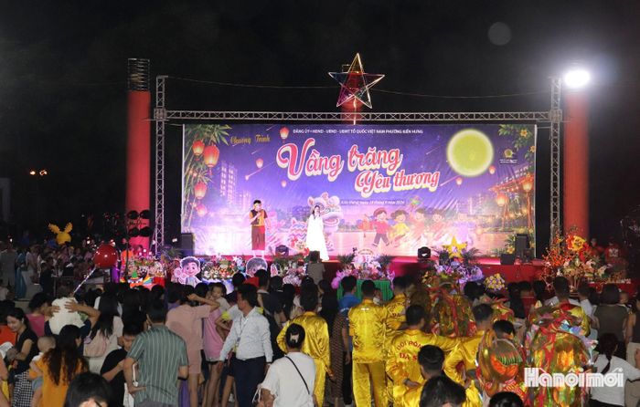 Không khí vui tươi, rộn ràng cho các em thiếu nhi trong Đêm hội Trung thu “Vầng trăng yêu thương”. Ảnh: Tuấn Điệp