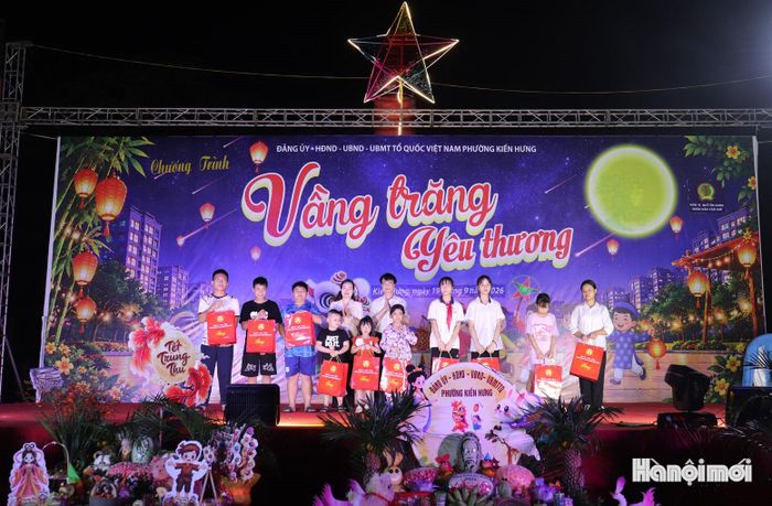 27 học sinh tiêu biểu có hoàn cảnh khó khăn được lãnh đạo phường Kiến Hưng trao quà động viên tại chương trình. Ảnh: Tuấn Điệp
