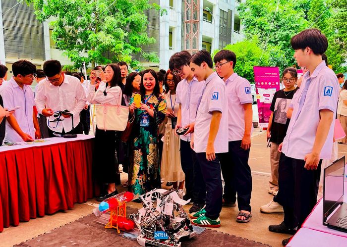 Học sinh phổ thông Hà Nội cùng các sản phẩm công nghệ tại Khu trưng bày AI trong giáo dục. Ảnh: NH